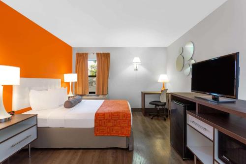 Howard Johnson by Wyndham Waukegan Great Lakes in Waukegan, USA