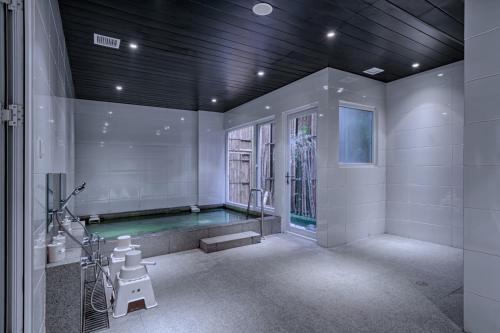 Hot spring bath, Hotel Kuretakeso Kemang in Kemang