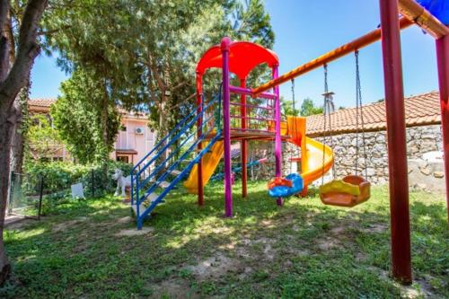 粉红宫殿俱乐部酒店 (Club Pink Palace Hotel) in 费特希耶