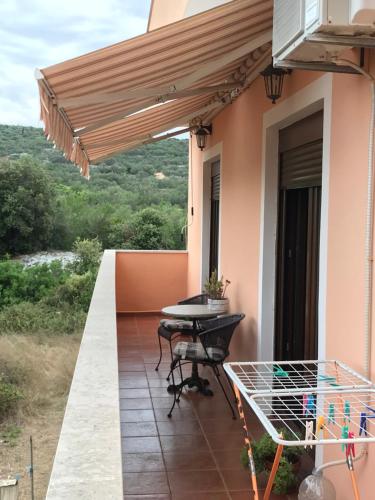 Large One-Bedroom Apartment with Balcony and Sea View