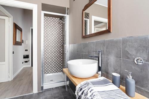 Vittoria Corner - byMyHomeInComo - image 4