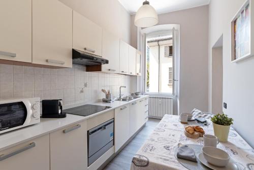 Vittoria Corner - byMyHomeInComo - image 2