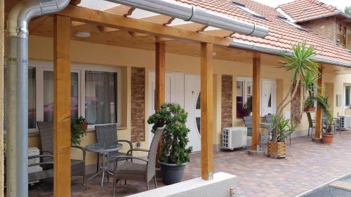 Central Panzio Gyula in โอวารอส