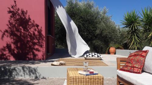  Red Cottage in the Olive Tree Fields, Pension in Glifádha bei Romanós