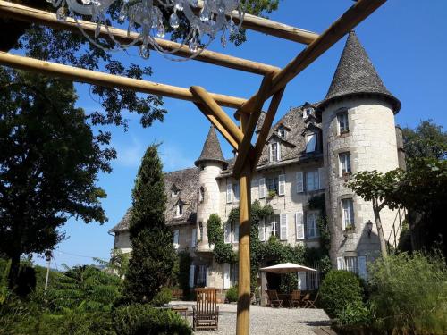 Фасада на хотела, Chateau De Courbelimagne, Raulhac in Мюр-дьо-Баре