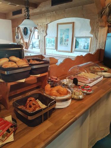 อาหารและเครื่องดื่ม, Haus Moni in ชวานเกา