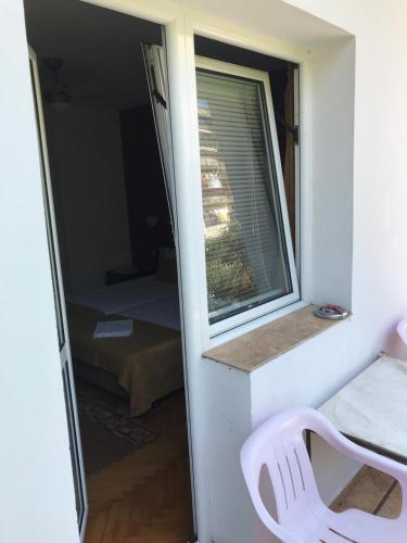 Standard Double Room with Shared Bathroom image 8