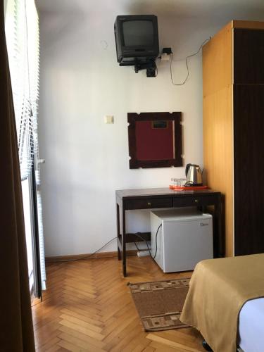 Standard Double Room with Shared Bathroom image 10