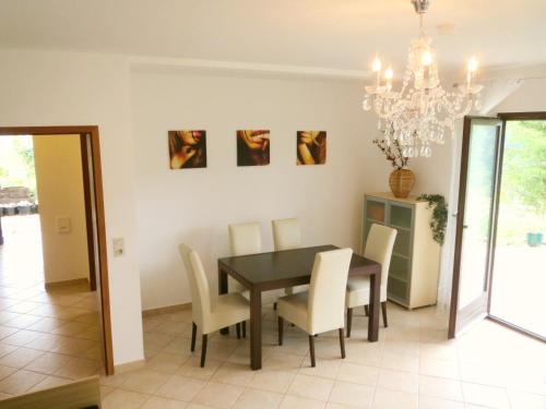 Villa Waldallee - Ferienwohnung (holidayhome) 84qm