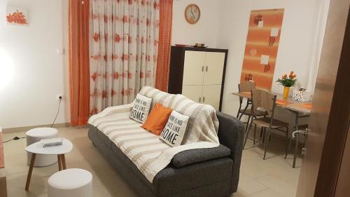  Orange Brist in Pula