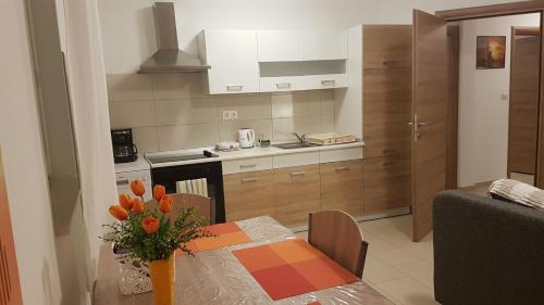  Orange Brist in Pula