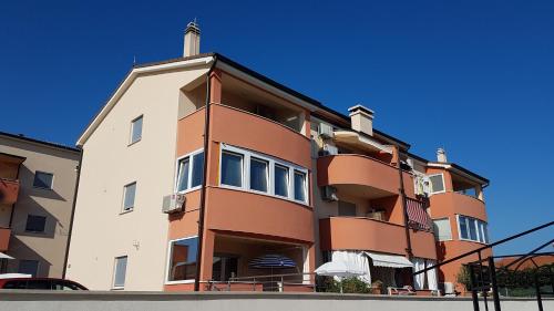  Orange Brist in Pula