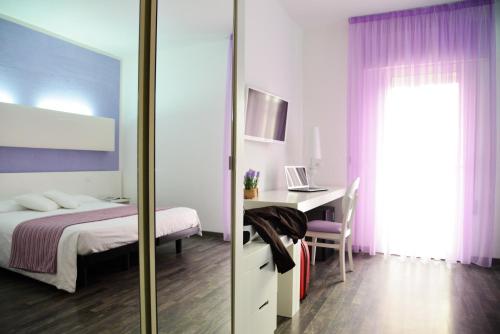 Deluxe Double or Twin Room with Balcony image 4