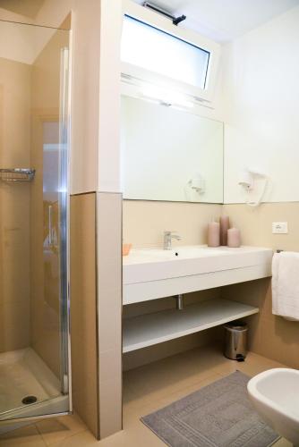 Deluxe Double or Twin Room with Balcony image 3