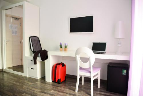 Deluxe Double or Twin Room with Balcony image 2