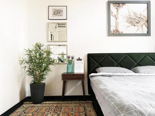 1 queen bed, 1 sofa bed