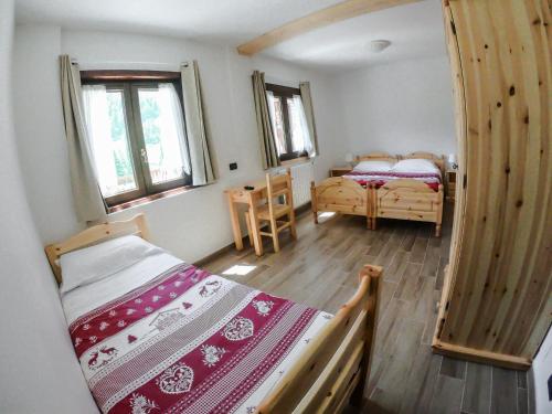 1 queen bed, 2 twin beds
