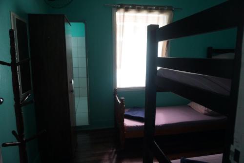 1 twin bed, 4 bunk beds
