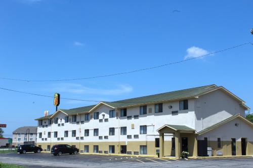 Super 8 by Wyndham Topeka/Wanamaker RD/I-70 - image 12