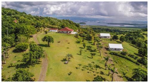 Villa 1 de standing 80m2 avec piscine et vue imprenable sur la mer et sur la campagne - Location saisonnière - Rivière-Salée