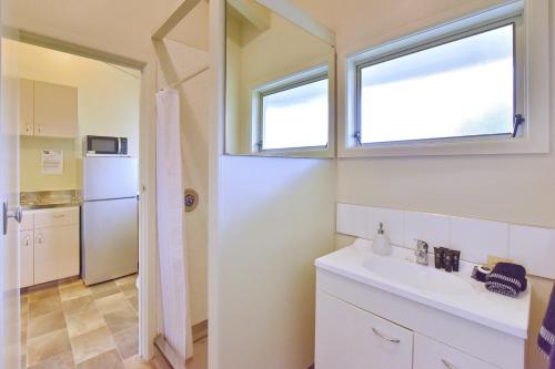 Bathroom, Northcote Motor Lodge in Redwood