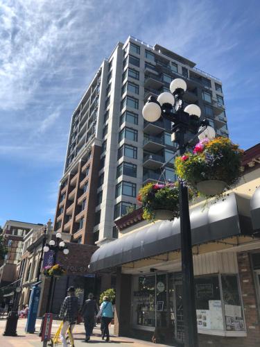 Downtown 2 beds/2bath with huge patio& parking! Victoria