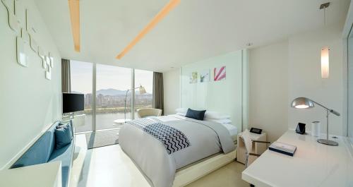 [Colorful Snowy PKG] Deluxe Double Room River View with Breakfast and To-go Wine 