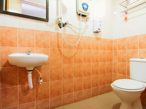 Ванная комната, OYO 11343 Hotel Putra Iskandar in Гопенг