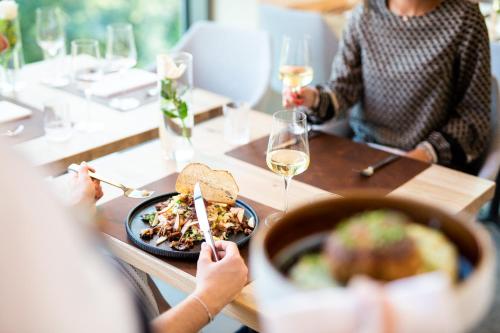 Schwan und Post Business Quarters - image 7