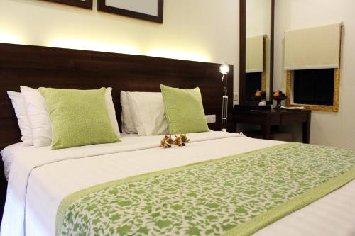 Standard Double or Twin Room image 6