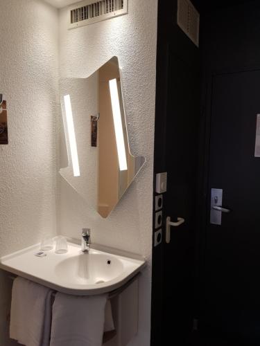 Bathroom, ibis budget Paris Porte d'Italie West in Le Kremlin Bicetre