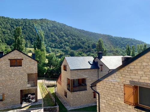 สภาพแวดล้อมโดยรอบ, Casa Mya. A Modern Duplex in the Spanish Pyrenees in พีรินีโออราโกเนส