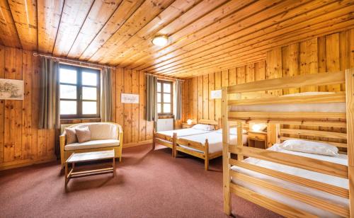2 twin beds, 2 bunk beds