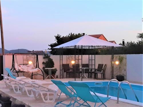 ApartmentsNika with private pool