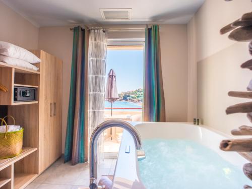 Hotel et Appart Hotel Les Flots Bleus in Antheor