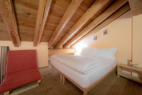 1 queen bed, 1 sofa bed