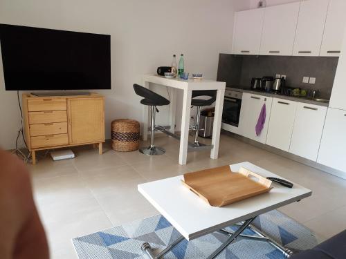 Studio neuf, centre-ville et proche des plages
