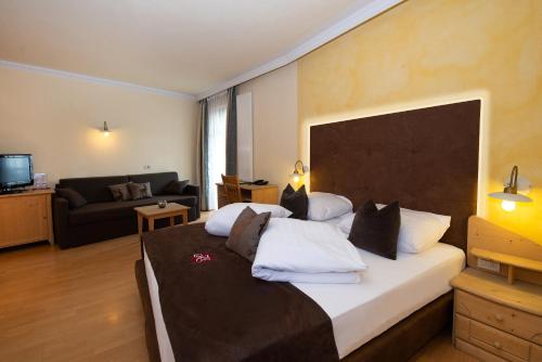 Hotel Engel Room Type - Superior Double or Twin Room (parquet floor)