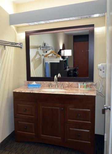 Phòng tắm, Days Inn & Suites by Wyndham Orlando Airport in Orlando (FL)
