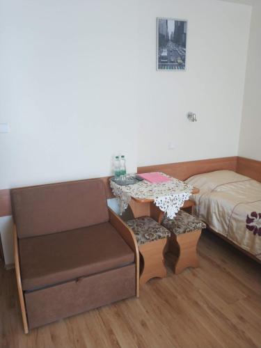 1 double bed, 2 twin beds