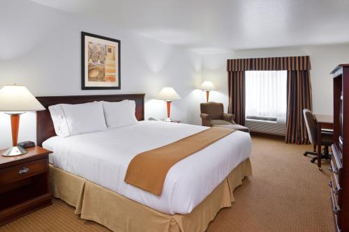 Holiday Inn Express - Newell-Chester WV an IHG Hotel - main image