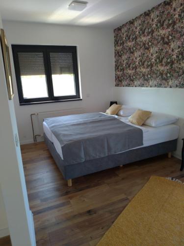1 king bed, 1 sofa bed