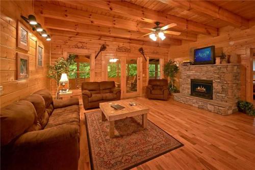 Rushing Water Lodge - Beautiful back yard along Caney Creek - Hot Tub Game Room