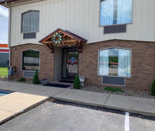 Entrance, McCoy's Inn in Ripley (WV)