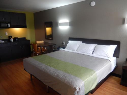 Studio 6-Houston TX - Intercontinental Airport South - image 4