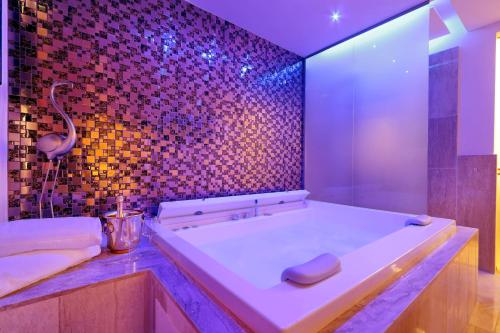 Spanish Diamond Luxury Suites & Jacuzzi, Рим (фото 7)