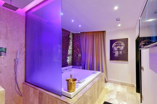 Spanish Diamond Luxury Suites & Jacuzzi - image 3