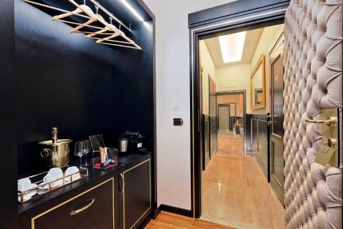 Spanish Diamond Luxury Suites & Jacuzzi, Рим (фото 3)