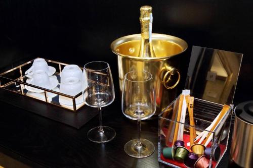 Spanish Diamond Luxury Suites & Jacuzzi - image 10