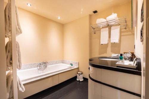 Superior King Room image 6